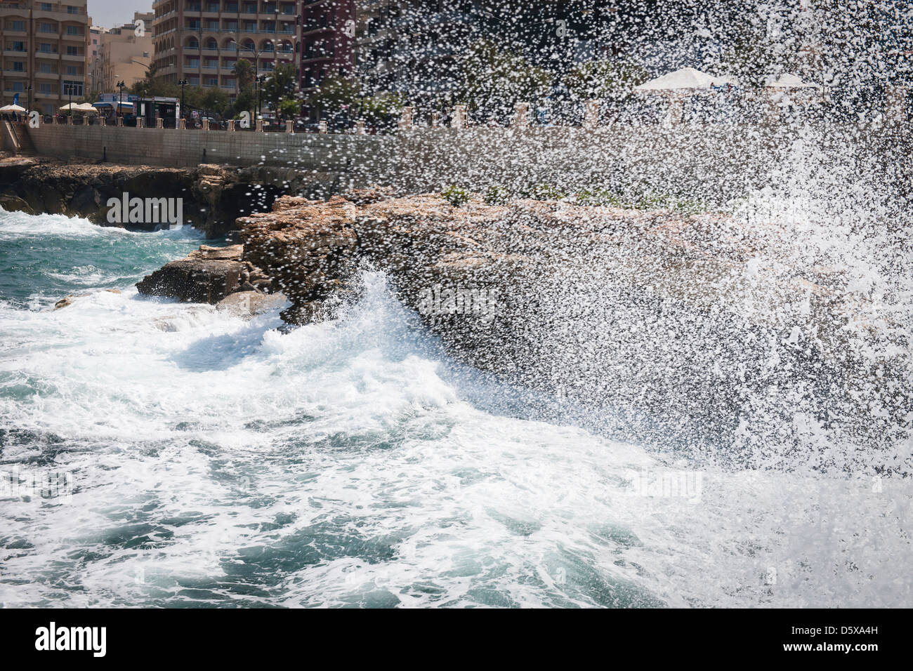 Les vagues déferlent sur le rivage, Sliema, Malte Banque D'Images