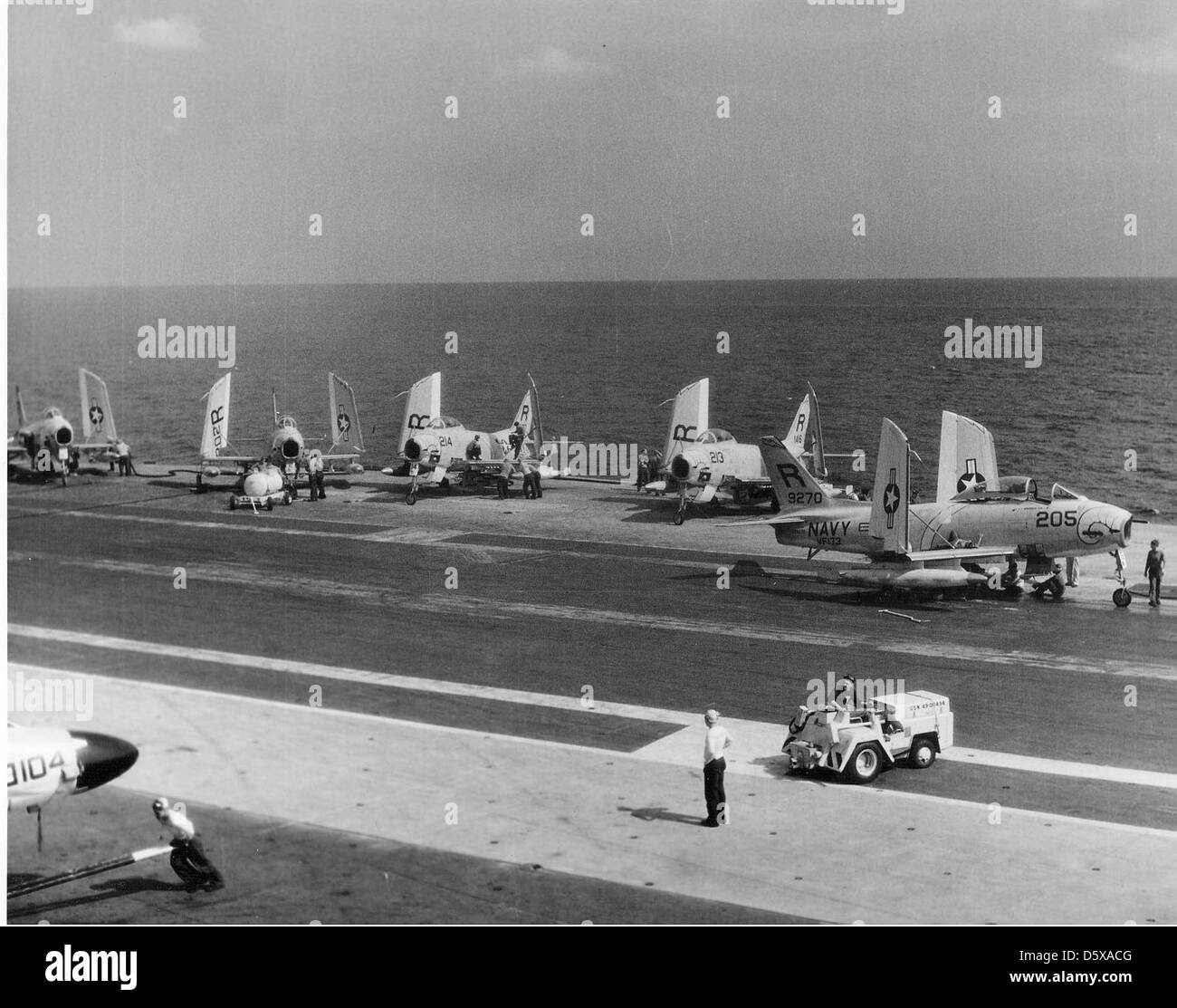 North American FJ-3 'Furys" de VF-173 sur le pont de l'USS Saratoga (CVA-60). Banque D'Images