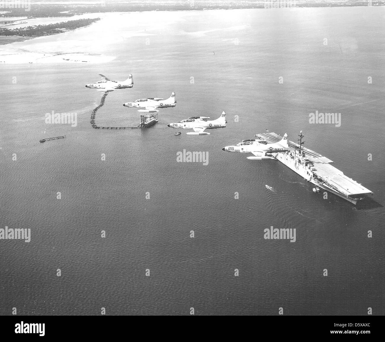 Lockheed t2v "stars" en formation au-dessus de l'échelon USS ANTIETAM (CV-36) à pensacola nas. Tous les marquages de queue ont 2f. l'avion sont les numéros 218, 216, 215, et 214. Banque D'Images