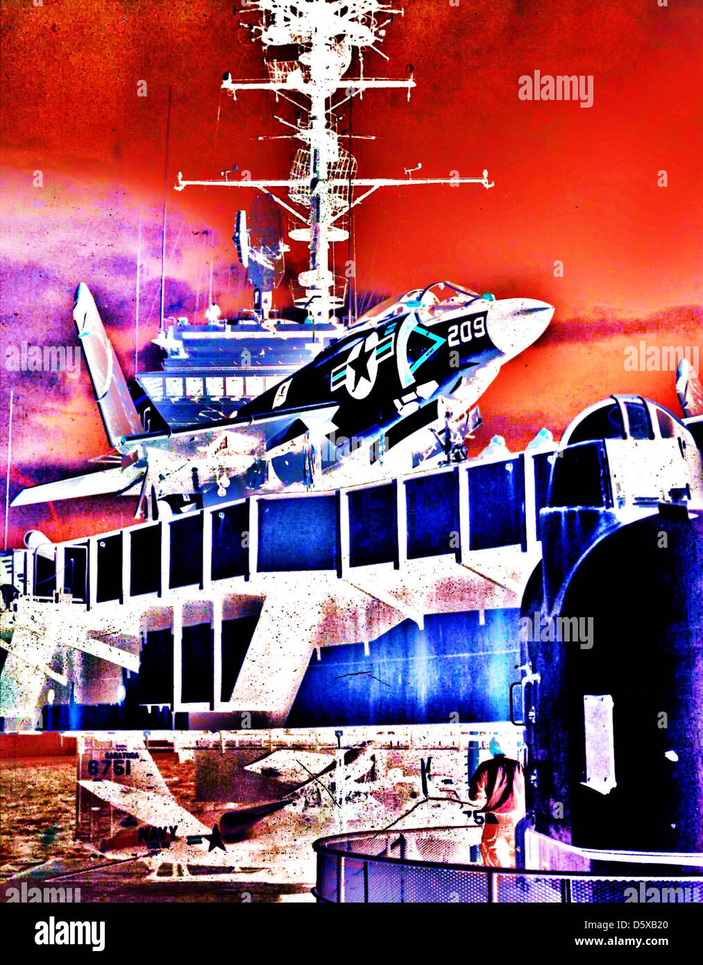 McDonnell F3H-2M 'demon' de FS (VF) 61 sur le pont de vol de l'USS SARATOGA (CVA-60) tandis qu'un Grumman TF 'Trader' repose sur l'un des ascenseurs du transporteur, 1957. Banque D'Images