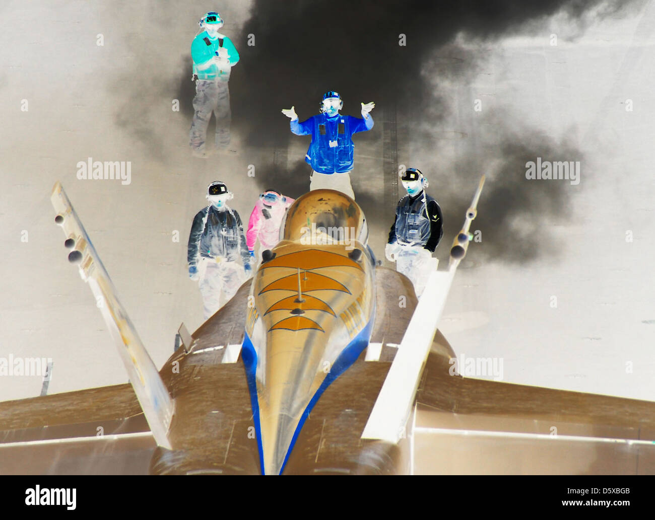Un poste de pilotage de la marine américaine directeur donne des signes de la main pour le pilote d'un f/a-18C Hornet affectés à l'escadron d'avions de combat interarmées (VFA) 146 comme l'avion se déplace sur une catapulte en préparation du lancement de l'envol du porte-avions USS JOHN C. STENNIS (CVN 74) pendant que le navire est en cours dans l'océan Pacifique le 28 mars 2009. stennis et carrier air wing 9 (cvw) 9 sont sur un déploiement de six mois prévue à l'ouest de l'océan pacifique. (U.s. navy photo by mass communication specialist 3rd class husman jon/libérés) Banque D'Images