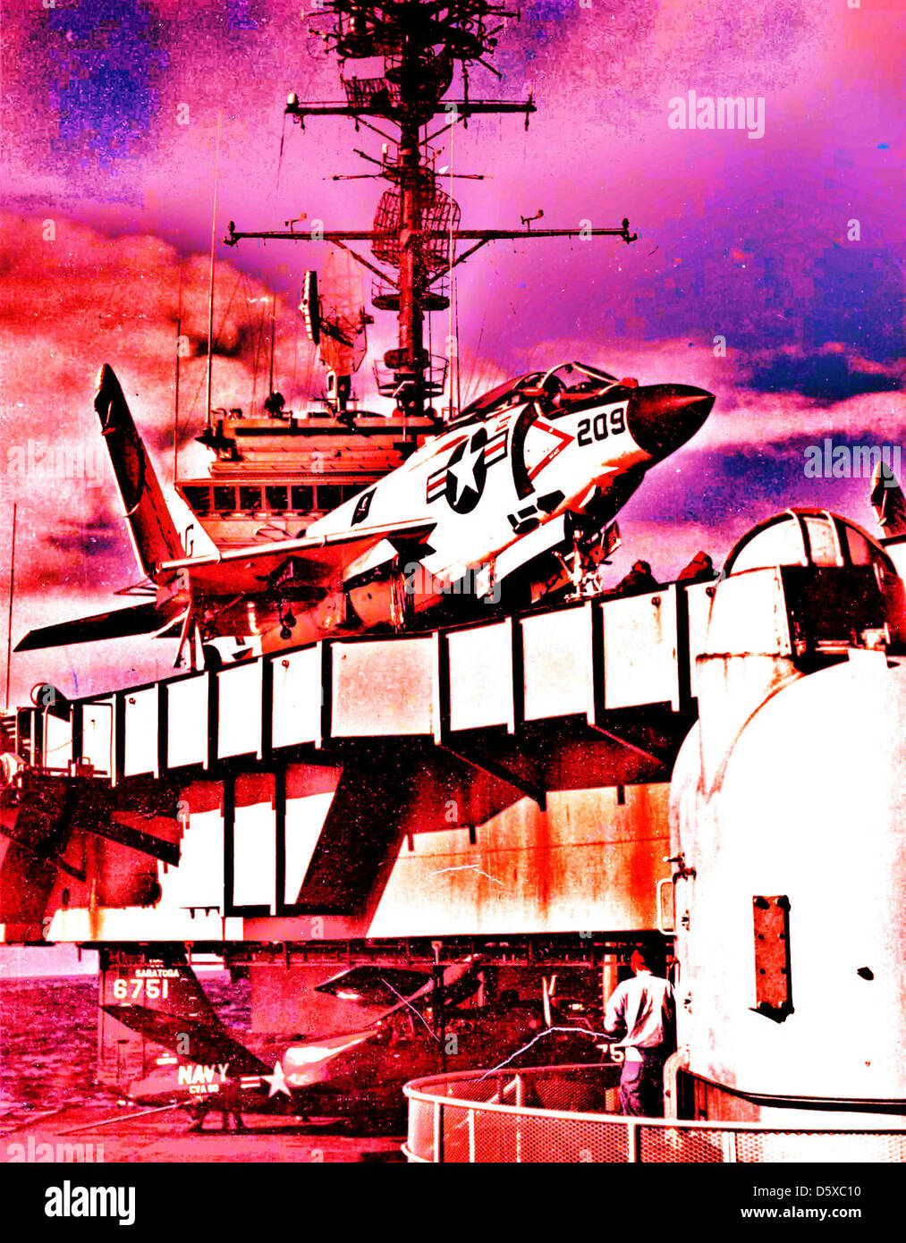 Le McDonnell F3H-2M Demon of Fighter Squadron VF-61 est photographié sur le pont d'envol de l'USS Saratoga (CVA-60) en 1957. L'image illustre le rôle de l'avion dans l'aviation navale, tandis qu'un TF Trader repose sur l'un des ascenseurs du transporteur. Banque D'Images