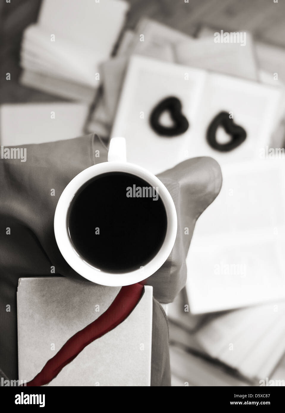 Image monochrome, tasse de café noir, cœur-symboles Banque D'Images