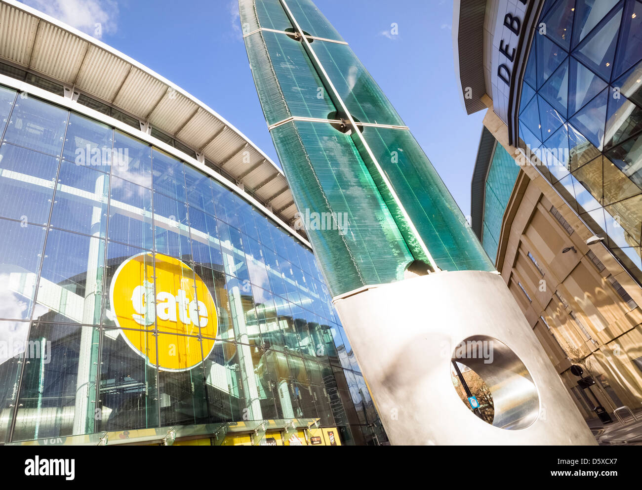 Le centre commercial de la porte et les éclipses de suspension Sculpture par Danny Lane à la Newcastle upon Tyne. Banque D'Images