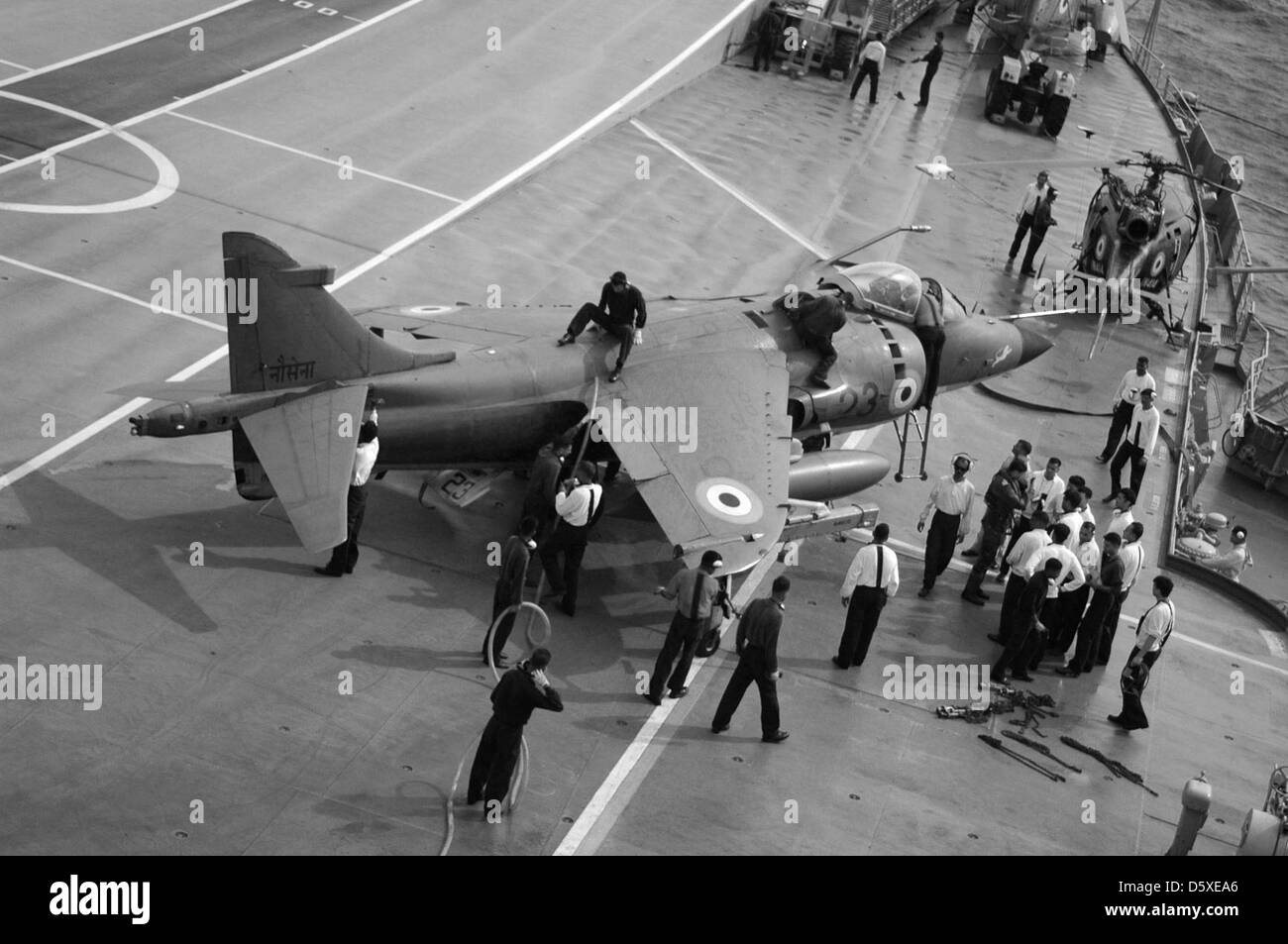 Les marins à bord de l'Inde du porte-avions INS Viraat (R 22) Faire le plein d'un Harrier 'mer' après qu'il revient d'une mission. Banque D'Images