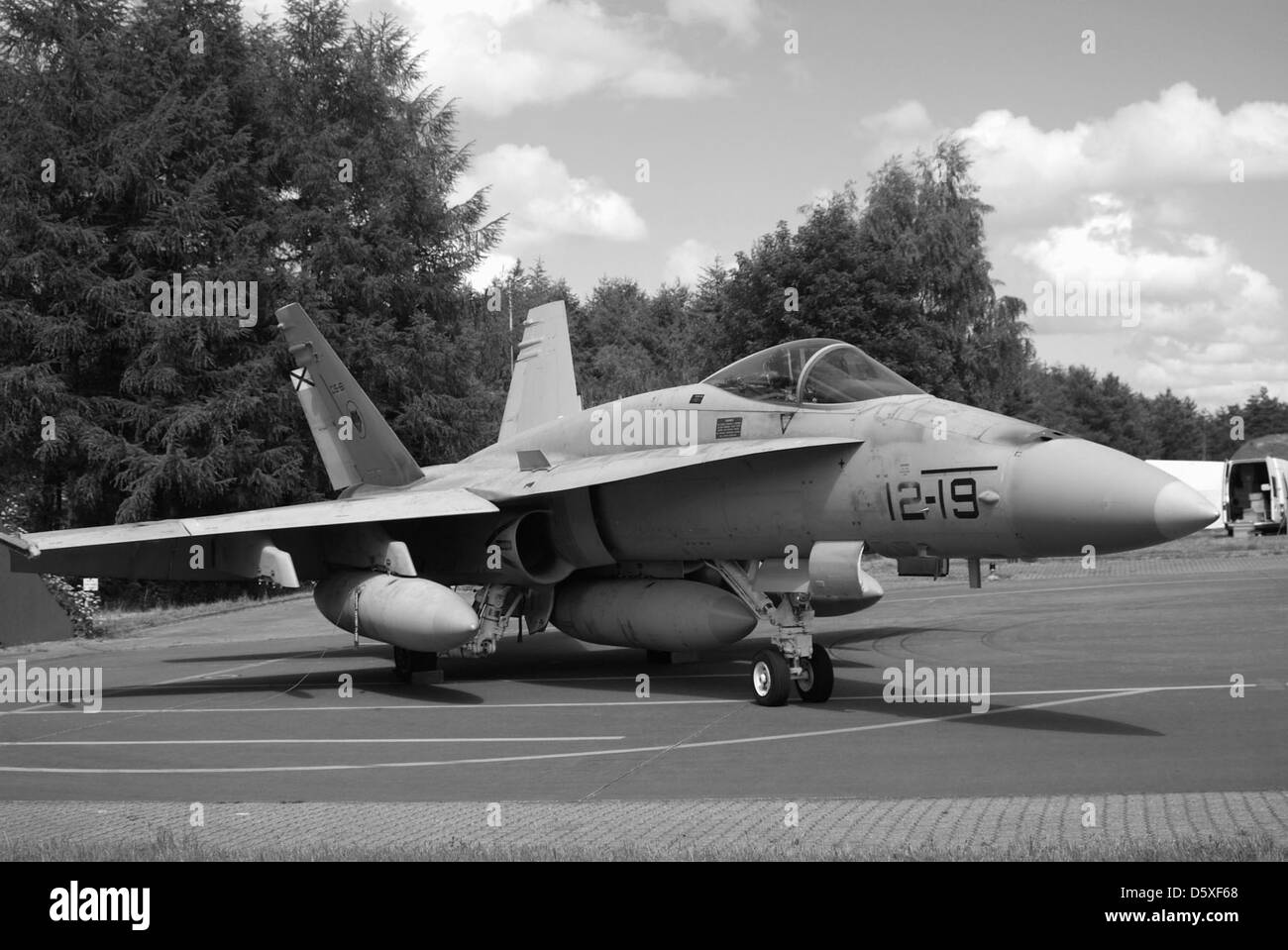 Le McDonnell-Douglas EF-18A+ Hornet est une version améliorée du F/A-18 Hornet, utilisé principalement par la marine américaine pour la guerre électronique et la reconnaissance. Cette variante est équipée d'avionique avancée et de systèmes de contre-mesures électroniques, ce qui lui permet de perturber les radars ennemis et les systèmes de communication. Banque D'Images