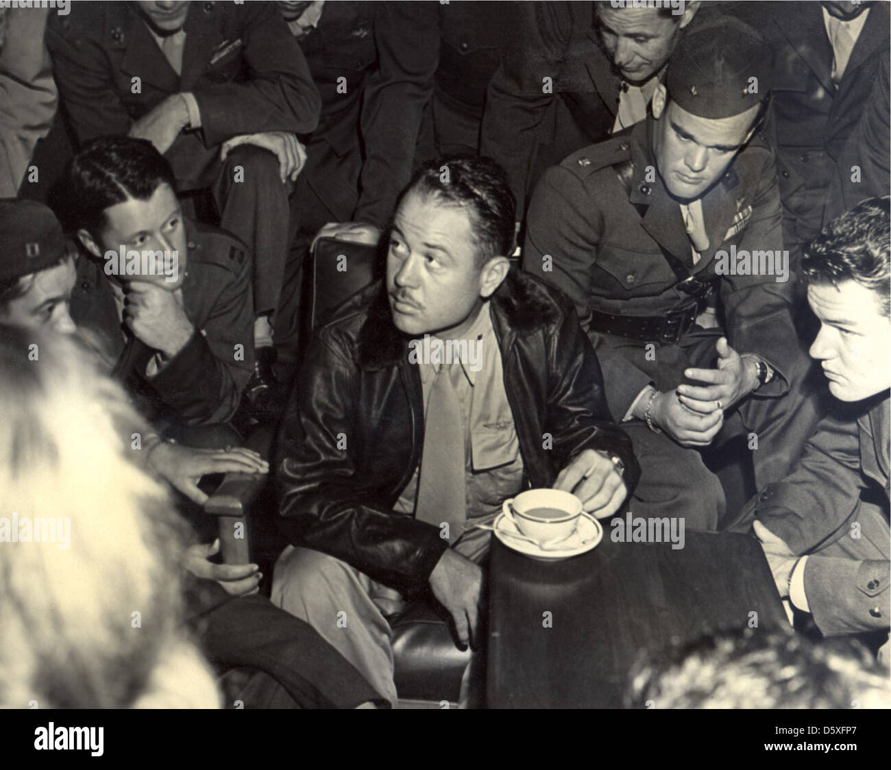 Le Major Gregory "Pappy" Boyington aux États-Unis après sa libération d'un camp de prisonnier de guerre au Japon. Banque D'Images