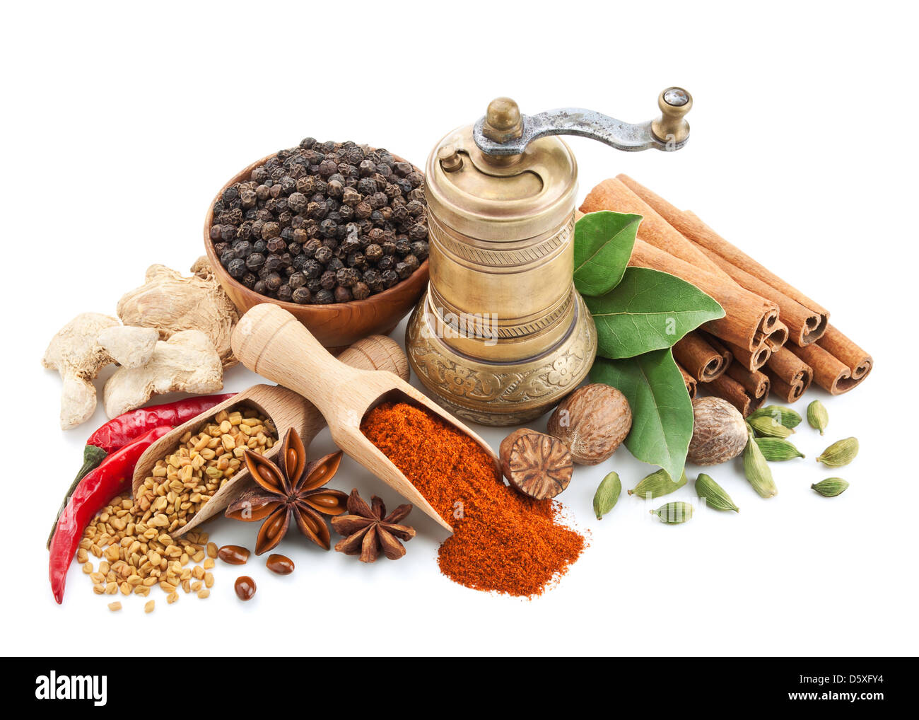 La composition avec différentes épices et herbes isolé sur fond blanc Banque D'Images