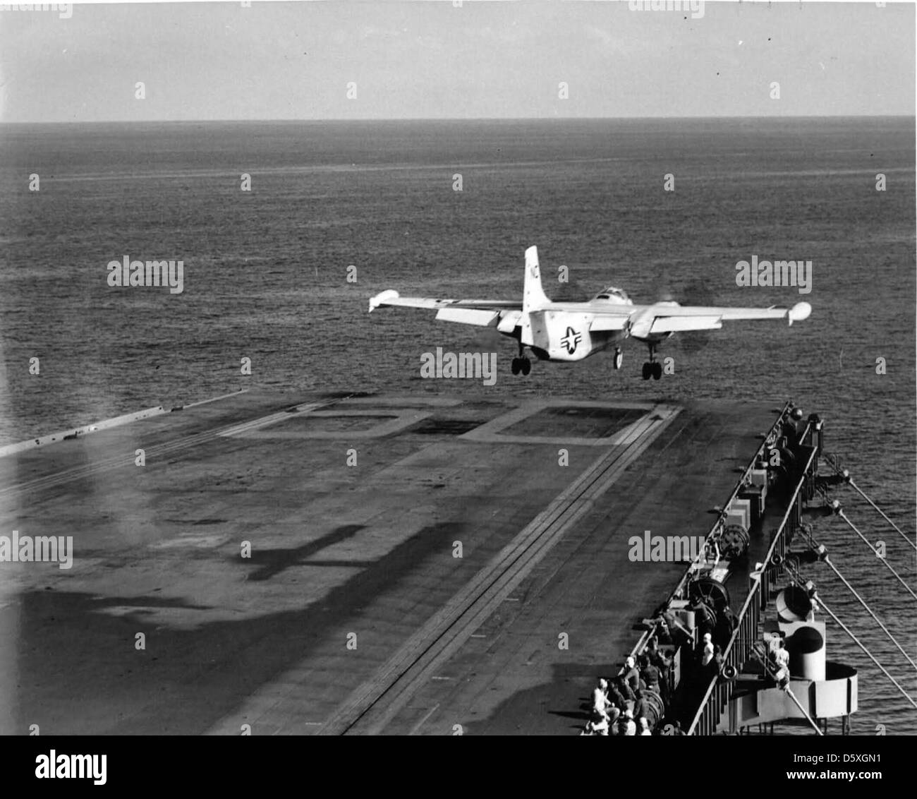 Un AJ-2 nord-américain 'Savage' quitte le pont d'envol de l'USS Saratoga (CVA-60). L'AJ-2 était un bombardier à porte-avions conçu pour des missions stratégiques et tactiques, y compris des frappes nucléaires. Banque D'Images