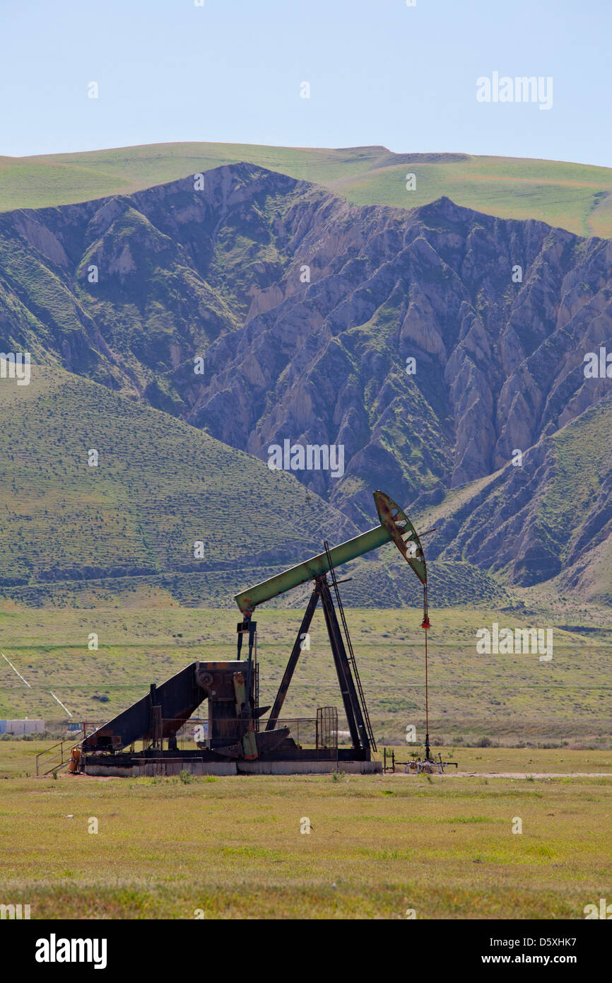Les derricks de pétrole, San Joaquin Valley, comté de Kern, en Californie , USA Banque D'Images