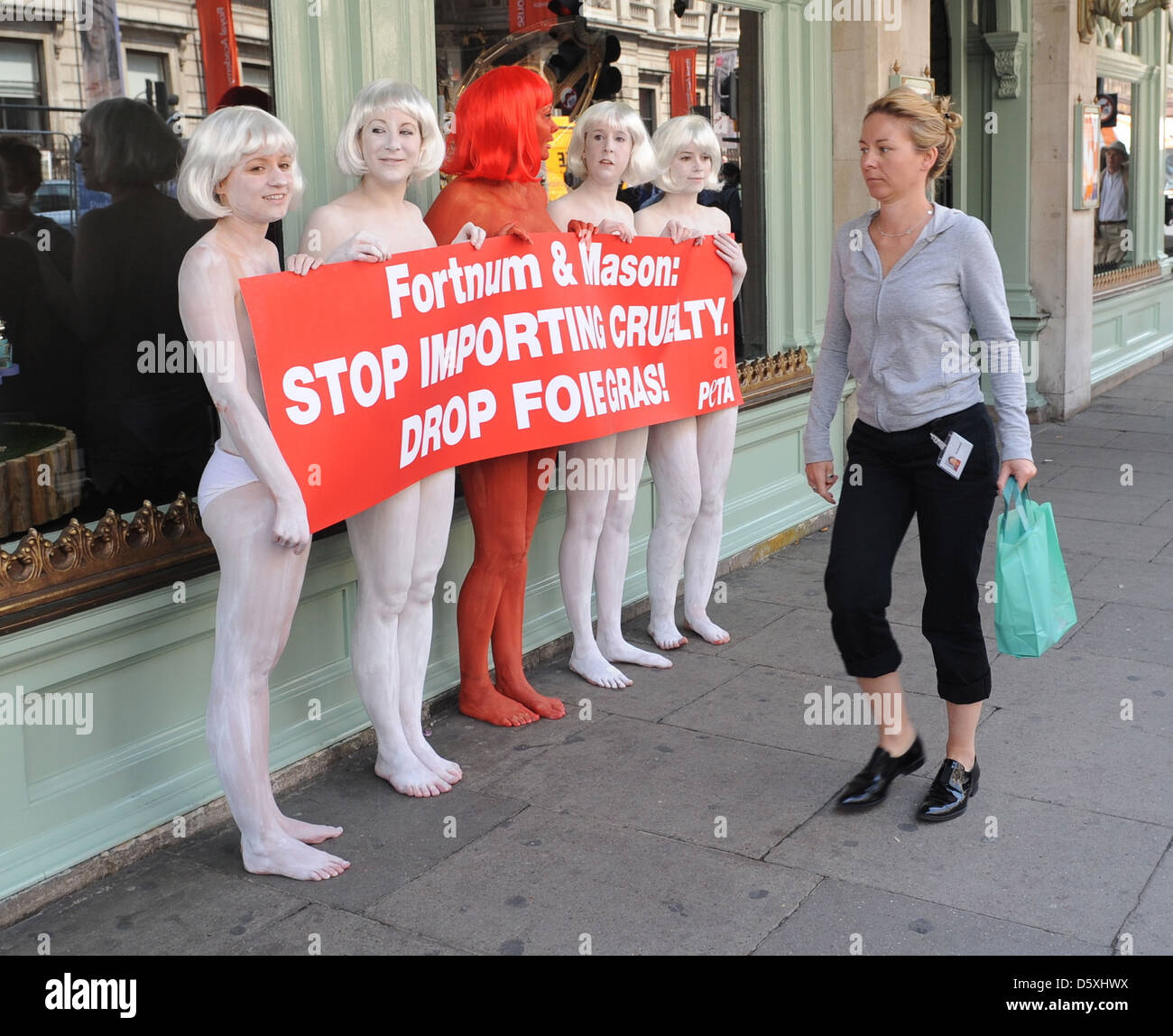 Les militants de PETA atmosphère protester contre la vente de foie gras à Fortnum & Mason Les manifestants sont peints en rouge et blanc Banque D'Images