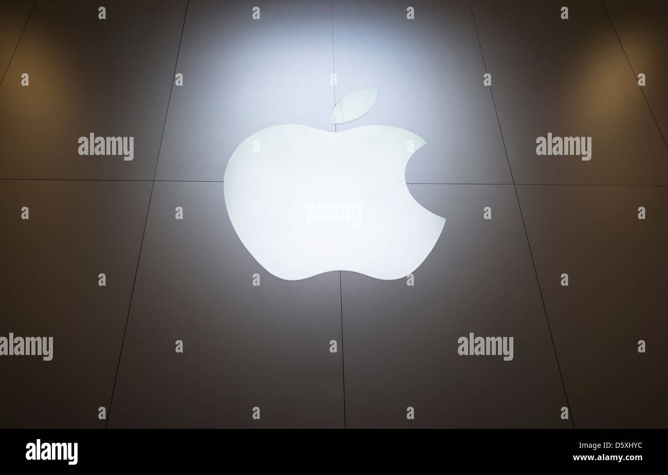 Logo Apple à l'extérieur de l'Apple Store à Newcastle. Banque D'Images