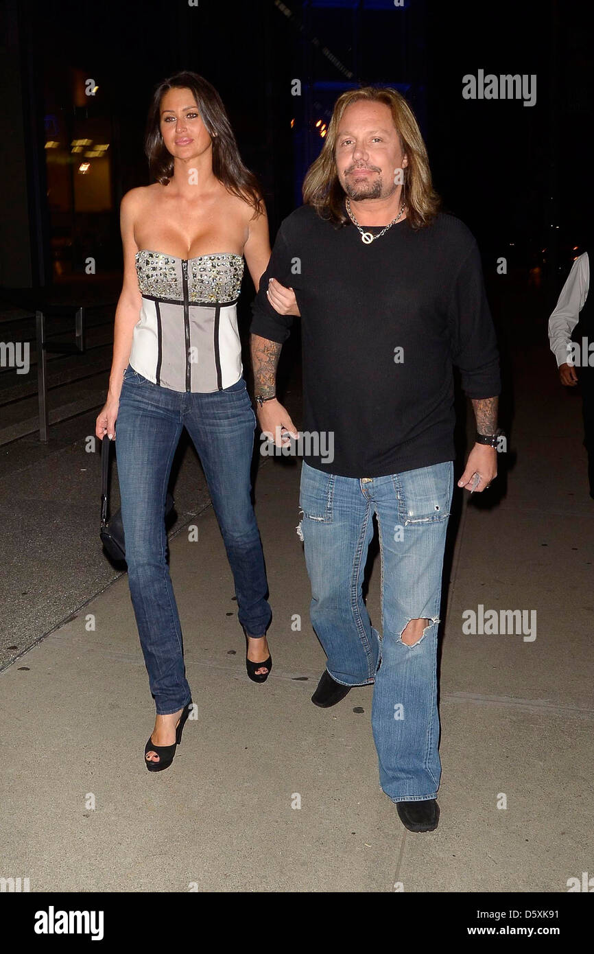 Vince Neil arrivant à BOA Steakhouse avec une nouvelle petite amie dîner Los Angeles, Californie - 19.04.11 Banque D'Images