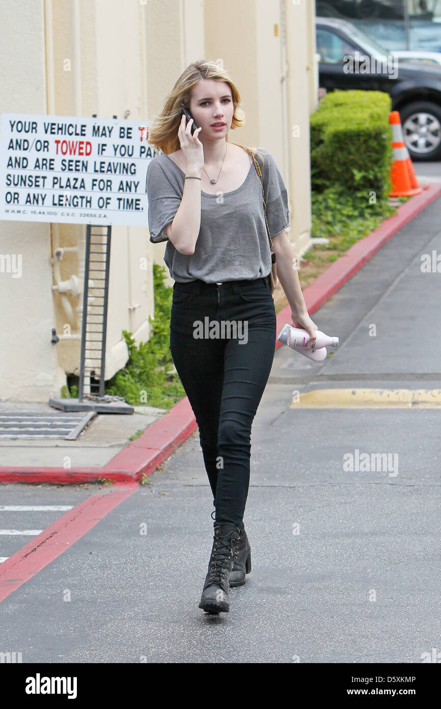 Emma Roberts quitte un salon de coiffure sur Sunset Boulevard, après avoir  obtenu ses cheveux Los Angeles, Californie - 19.04.11 Photo Stock - Alamy