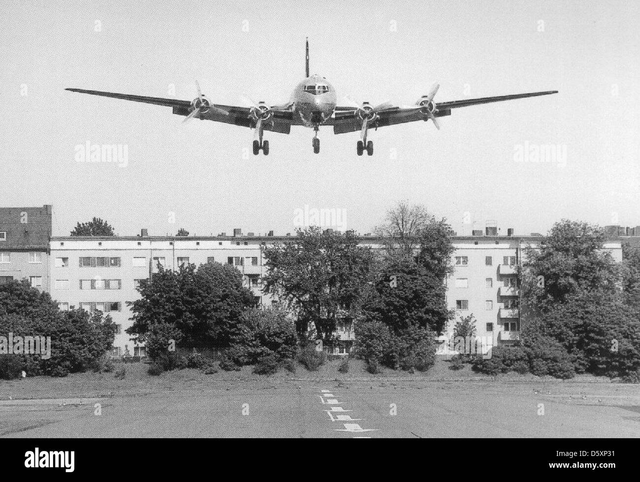 Douglas DC-4/C-54/R5D kymaster «' utilisée dans le Pont Aérien de Berlin, en finale à l'aéroport Templehof, Berlin. Banque D'Images