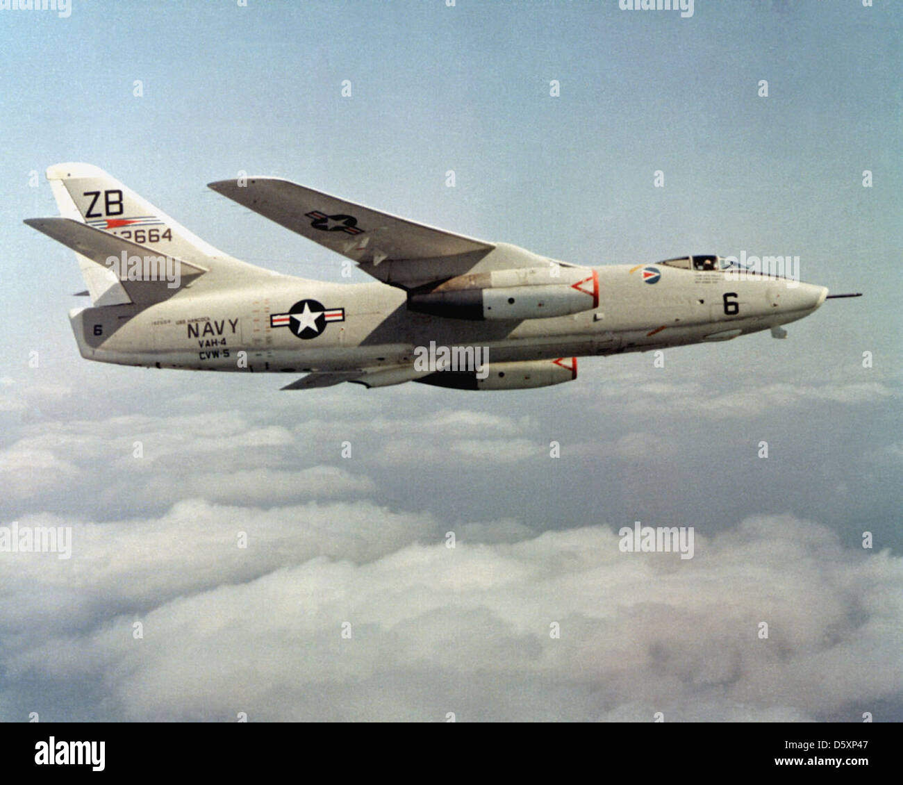 Le Douglas A3D-2 Skywarrior, plus tard désigné A-3B, était un bombardier stratégique à porte-avions utilisé par l'US Navy. Il était capable de transporter des armes nucléaires et jouait un rôle clé dans la dissuasion de la guerre froide. Le A-3B a été utilisé pour des bombardements à longue portée et des missions de reconnaissance. Banque D'Images