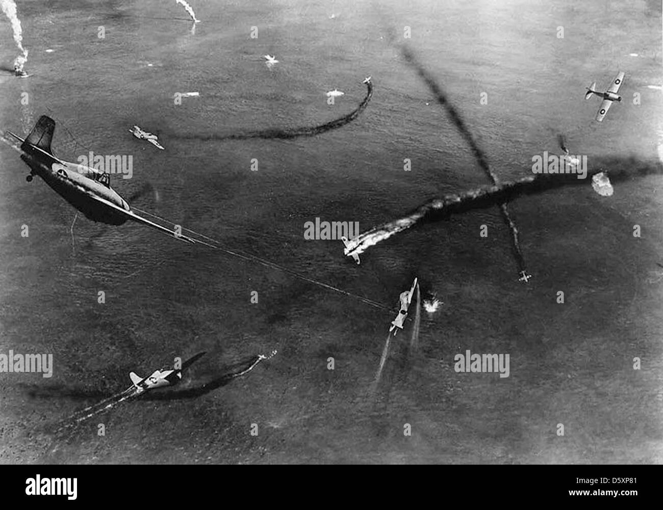 Cette image représente une patrouille aérienne de combat interceptant un raid de bombardiers en piqué japonais sur l'USS Yorktown (CV-5) pendant la bataille de Midway, le 4 juin 1942. La patrouille aérienne a joué un rôle essentiel dans la défense du porte-avions pendant la bataille charnière. Banque D'Images