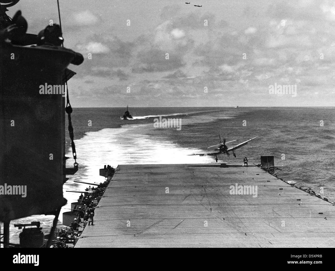 Le Douglas SBD Dauntless était un bombardier en piqué à porte-avions utilisé par la marine américaine pendant la IIe Guerre mondiale dans cette scène dramatique de la bataille de Midway, un VB-8 Dauntless atterrit hors du centre, volant dangereusement près de l'officier des signaux d'atterrissage à bord de l'USS Hornet le 4 juin 1942. Banque D'Images