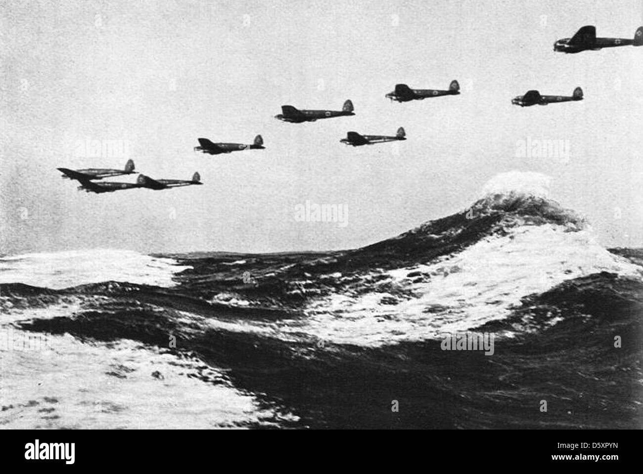 Une formation d'Allemand à basse altitude des bombardiers Heinkel He 111 survole les vagues de la Manche en 1940. Banque D'Images