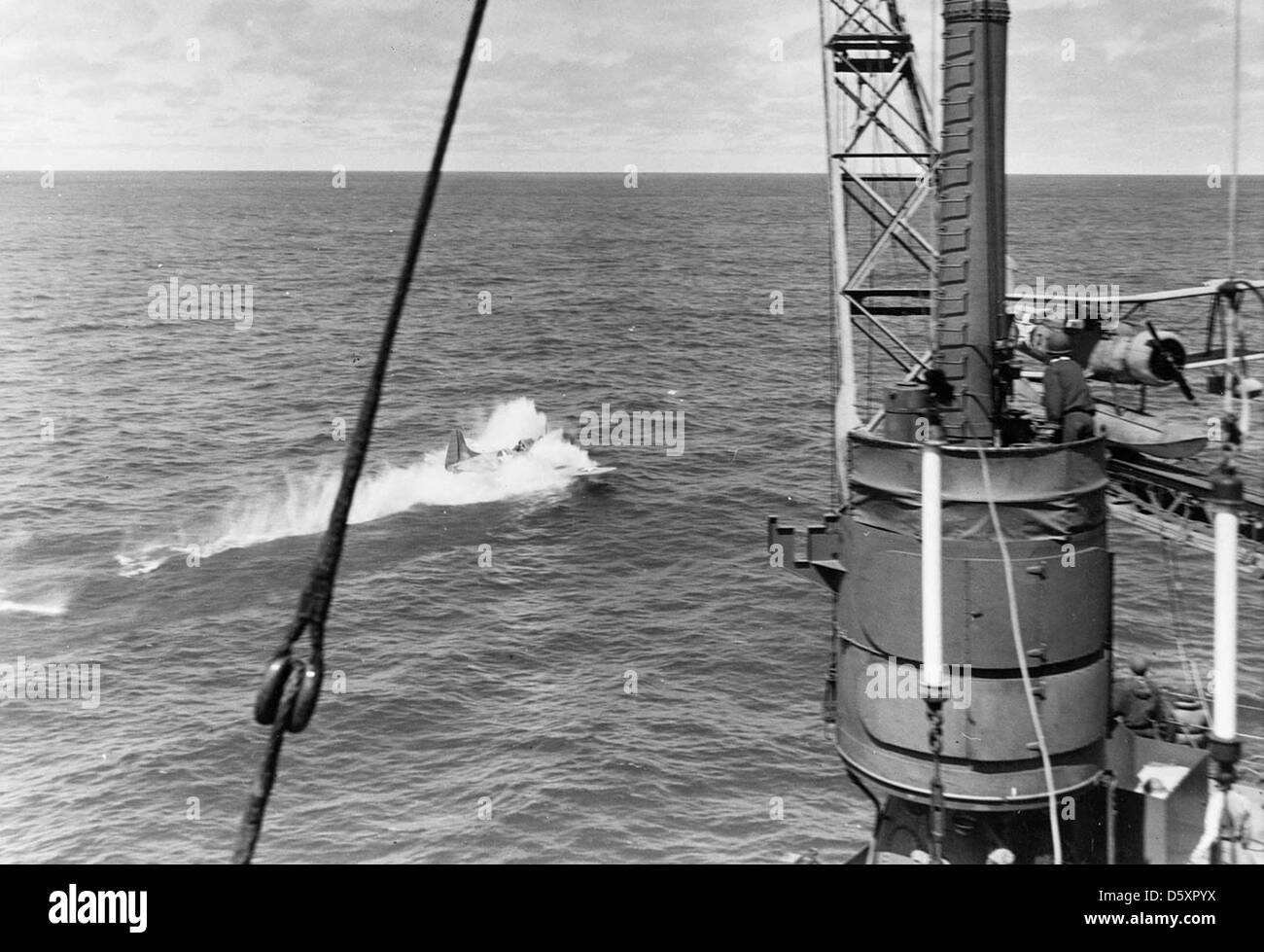 Le Capc Maxwell F. Leslie, commandant de l'escadron de bombardement VB-3, attaque avec succès le porte-avions japonais Soryu lors de la bataille de Midway le 4 juin 1942. Après l'attaque, il abandonne son avion dans l'océan près de l'USS Astoria, un croiseur lourd, et est secouru. Banque D'Images