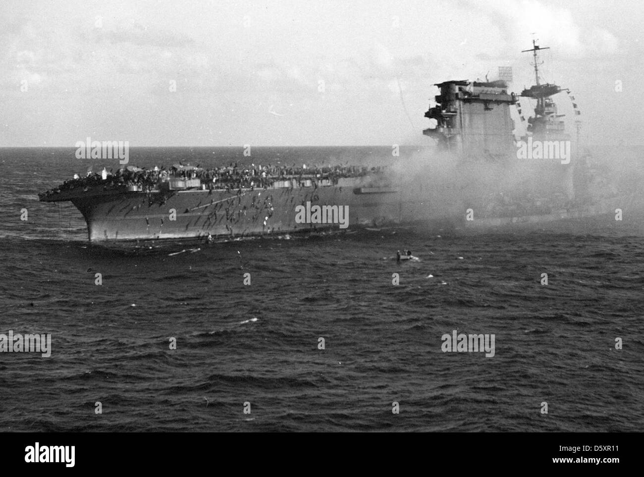 Abandonner le navire de l'équipage à bord de l'uss lexington (CV-2), après que le transporteur a été touché par des bombes et des torpilles japonaises durant la bataille de la mer de corail. Banque D'Images