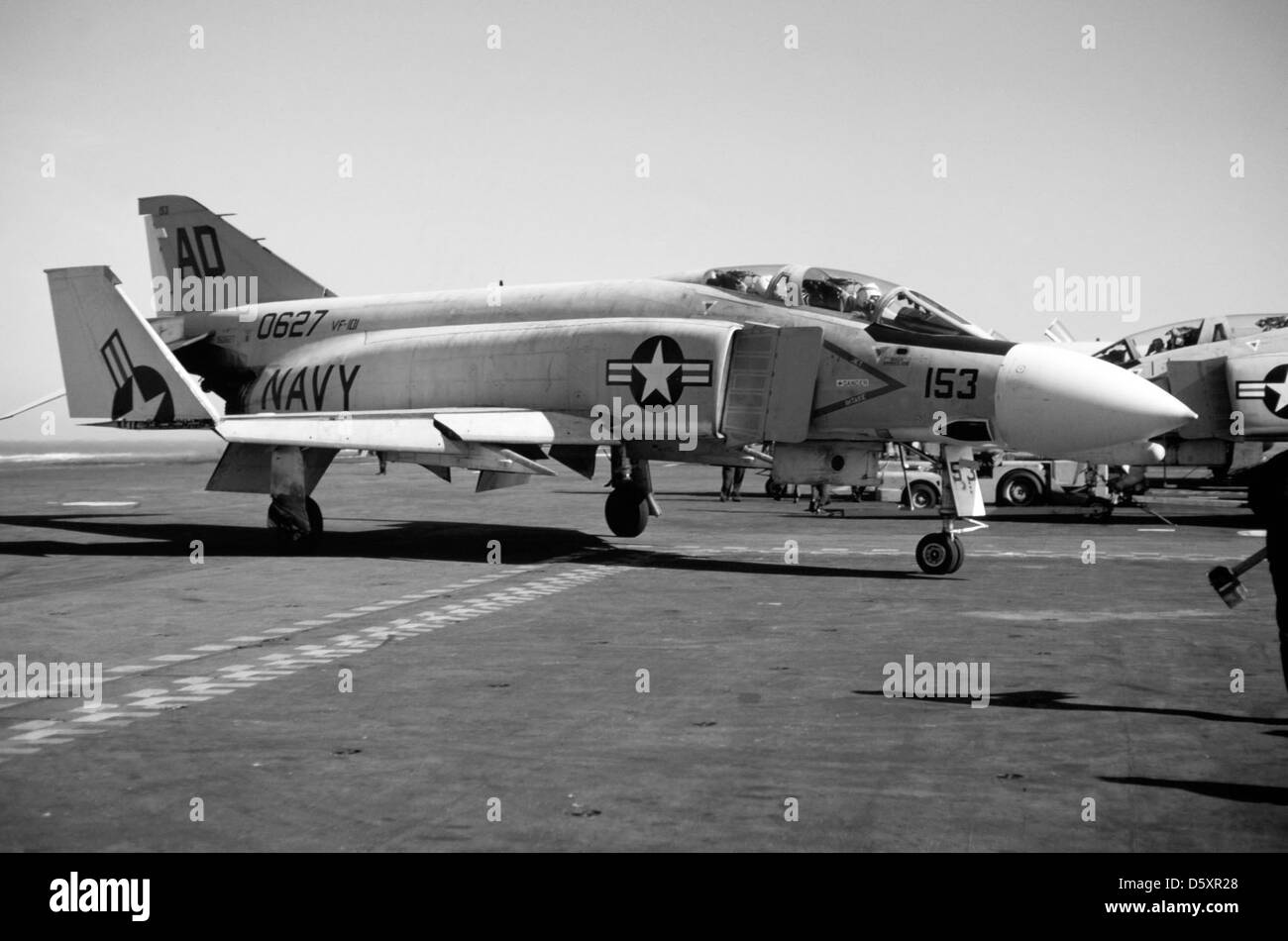 Un fs 101 (FV-101) mcdonnell f-4j 'phantom ii', plus tard converti en un f-4n, fs de vf-101 'Grim Reapers' Les taxis sur l'envol de l'USS America (CVA-66). Banque D'Images