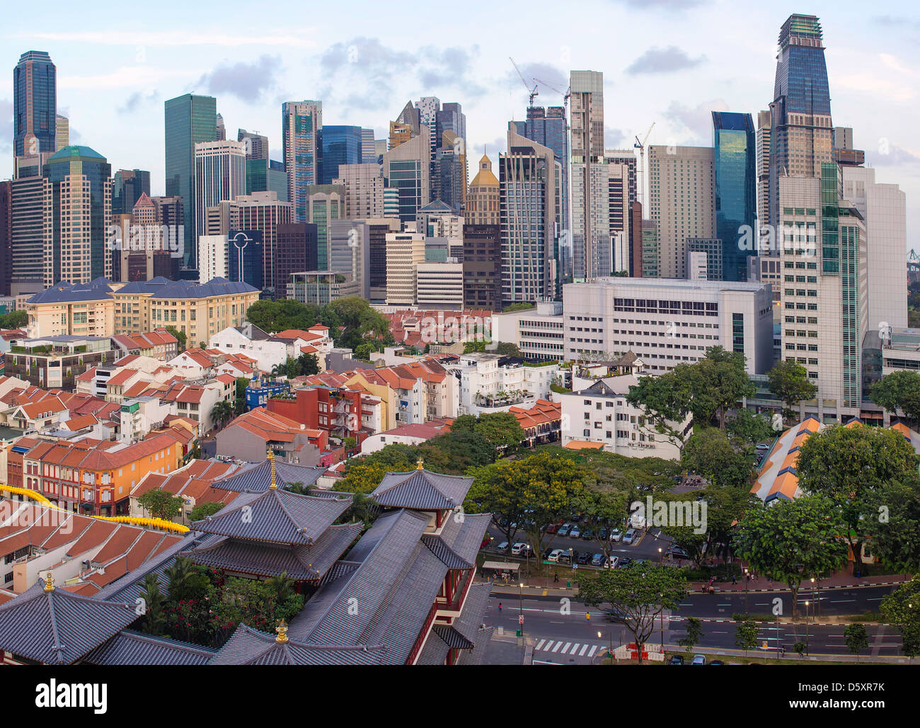 Singapore City Central Business District (CBD) sur Chinatown avec de vieilles maisons et temples chinois Banque D'Images