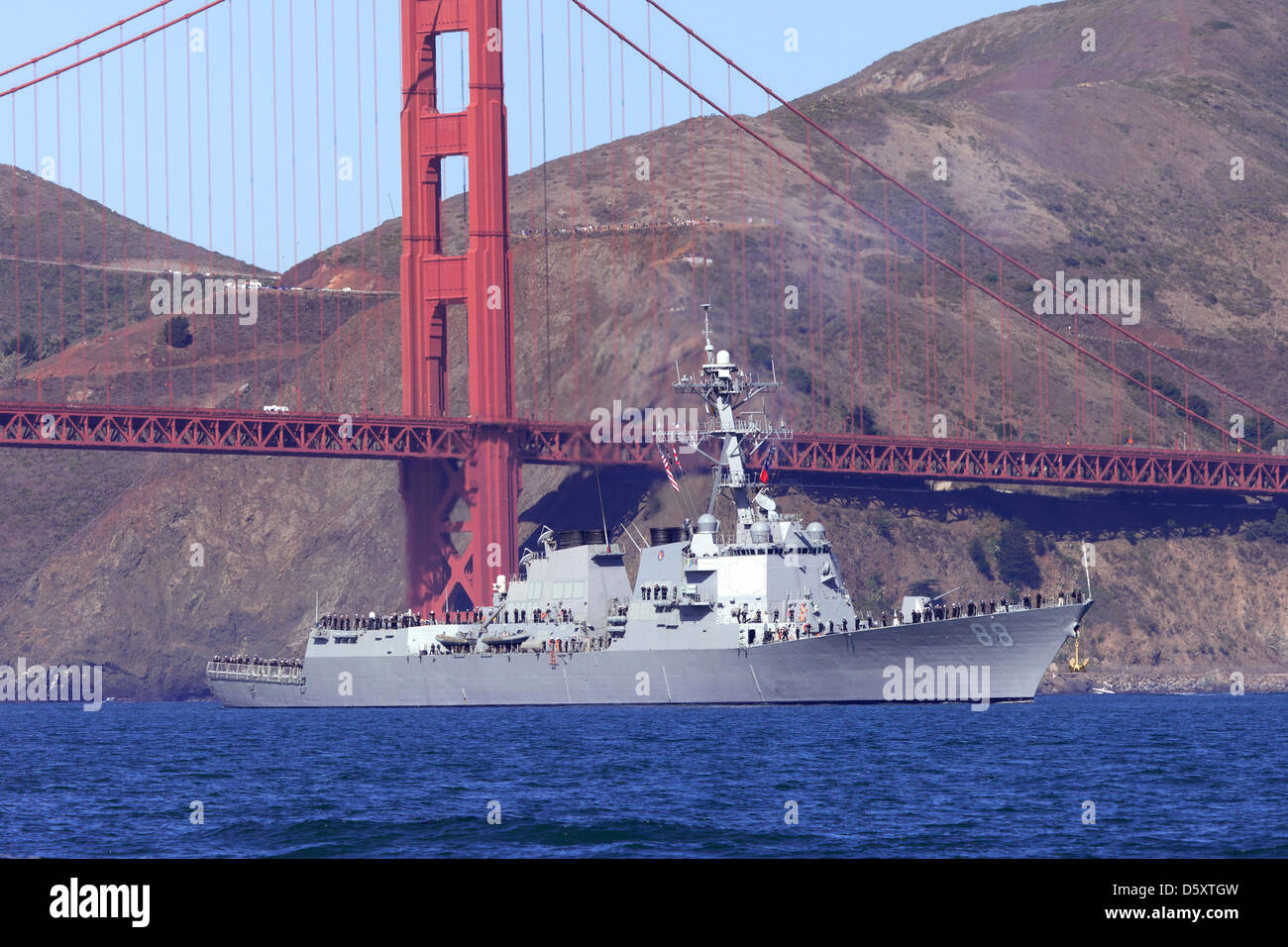 La classe Arleigh Burke desroyer USS Preble (DDG-88) passe sous le Golden Gate et dans la baie de San Francisco. Banque D'Images