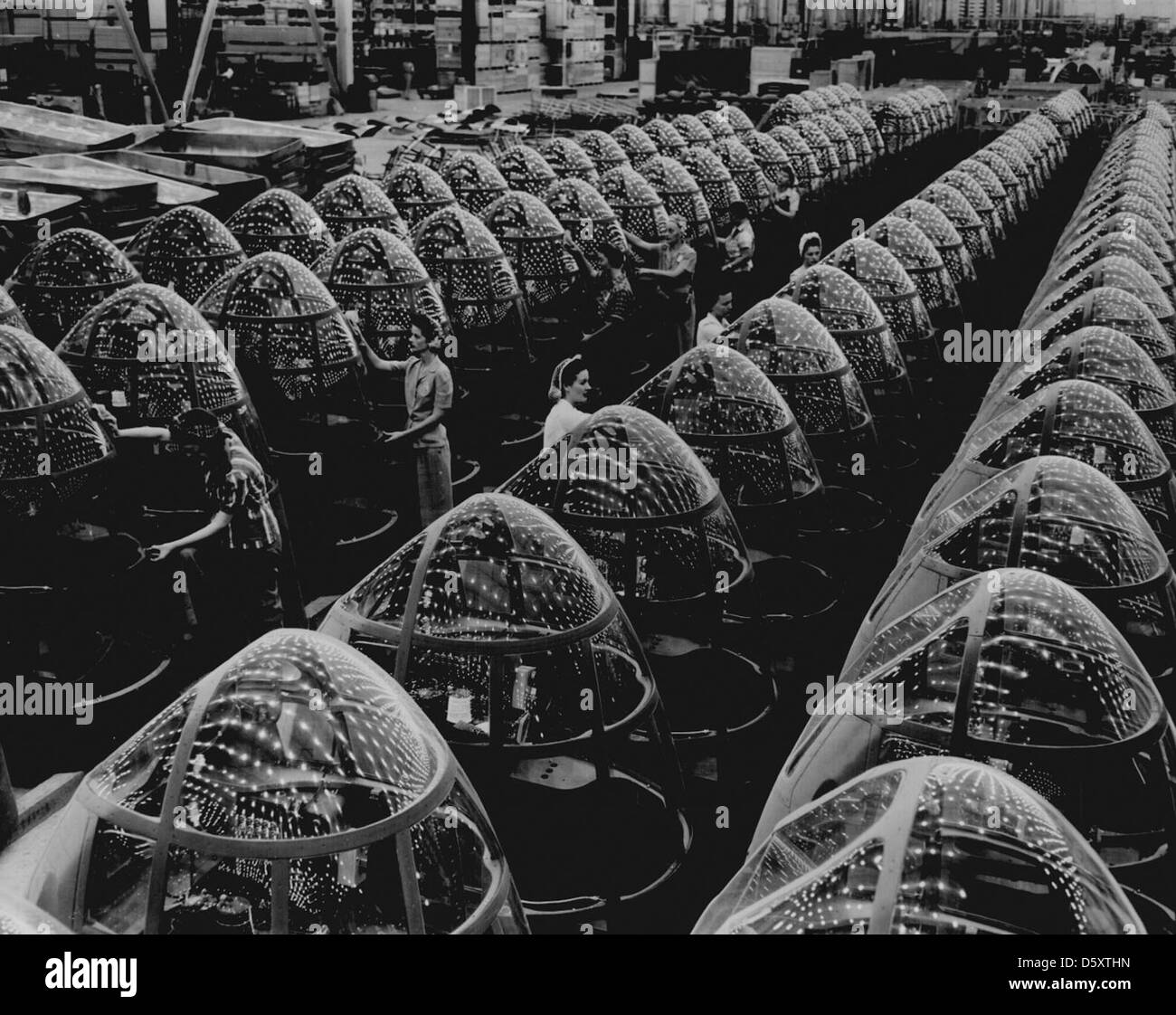 Les cloques de nez de bombardier se réfèrent aux sections saillantes du nez d'un avion, abritant généralement un radar ou un équipement de caméra, utilisé pour la reconnaissance, le guidage de bombardement ou la navigation dans les bombardiers militaires. Banque D'Images