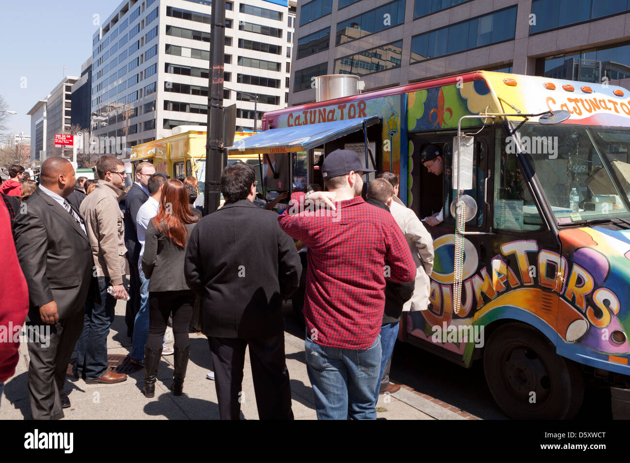 Les gens en file d'attente avec un camion alimentaire - USA Banque D'Images