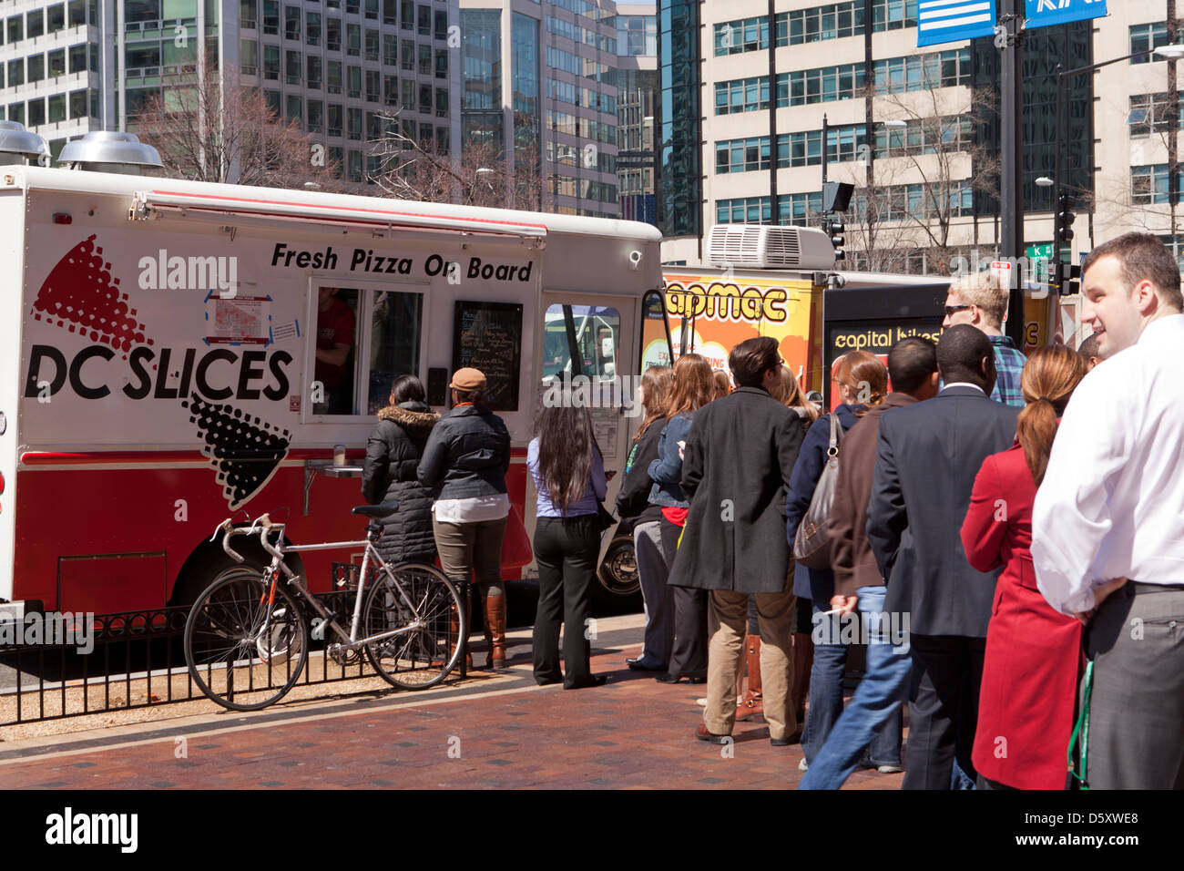 Les gens en file d'attente avec une Pizza camion alimentaire - USA Banque D'Images