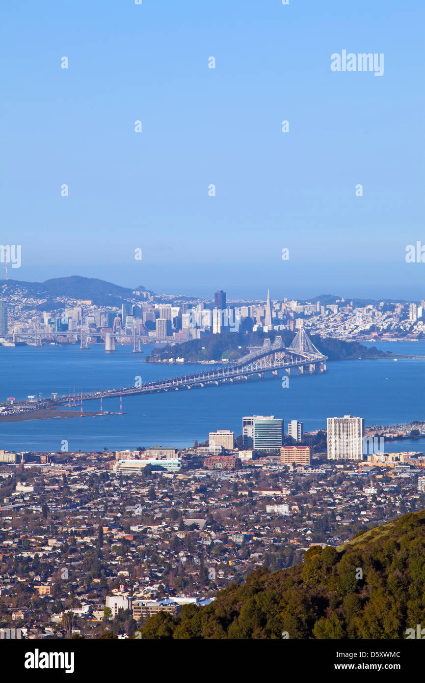 San Francisco-Oakland Bay Bridge, l'horizon de San Francisco, Californie Banque D'Images
