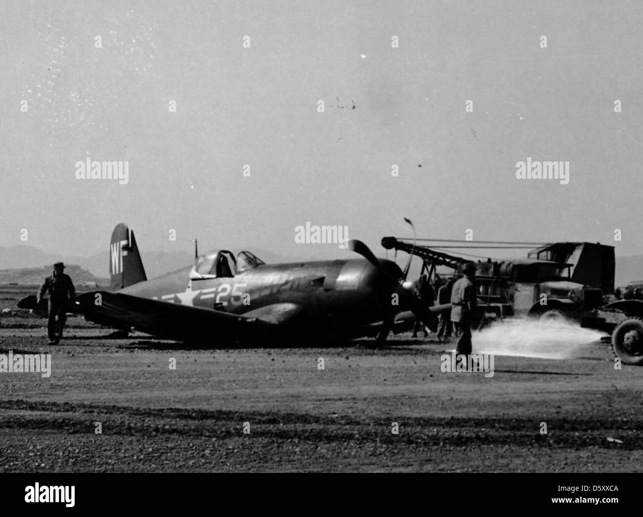 Chance-Vought F4U-5 Corsair' 'WF-25 de VMF(N)-513 a ventre-en à la Corée au cours de 1952, de Kimpo. Banque D'Images