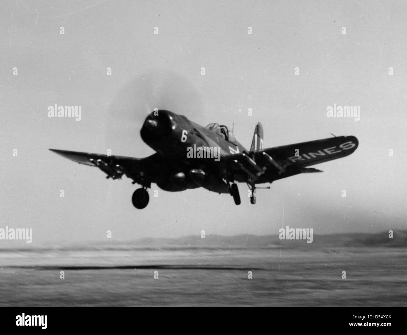 Le chance-Vought F4U-5 Corsair LD-6 du Marine Fighter Squadron VMF-212 est vu pendant la guerre de Corée le 28 mars 1951. Le F4U-5 Corsair était un avion basé sur un porte-avions utilisé pour le soutien aérien rapproché, l'attaque au sol et la supériorité aérienne. Banque D'Images