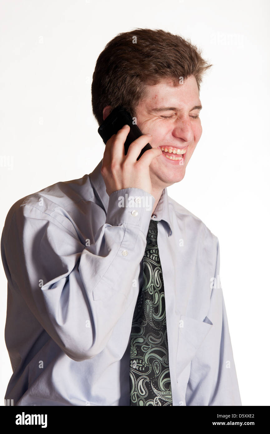 Man sur téléphone cellulaire en chemise et cravate Banque D'Images