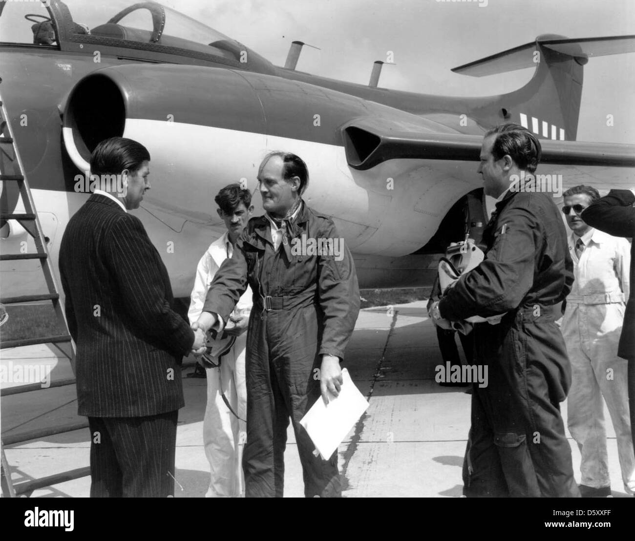 Le pilote d'essai en chef Derek Whitehead et le chef d'essai en vol Bernard Watson posent après le vol inaugural du Blackburn Buccaneer, un avion d'attaque capable de transporter des porte-avions développé pour la Royal Navy. Banque D'Images