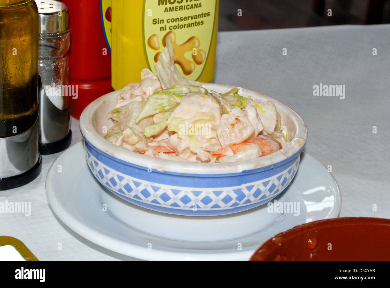 Salade de fruits et de crevettes tapas, Andalousie, Espagne, Europe de l'ouest. Banque D'Images
