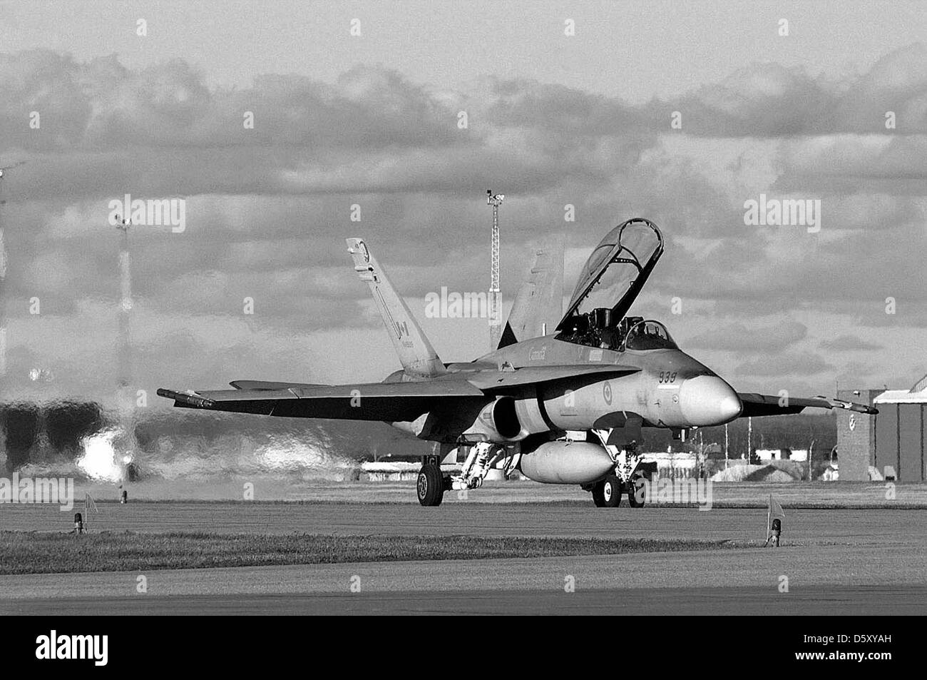 Le CF-18B Hornet des Forces canadiennes est un avion de chasse multirôle, principalement utilisé pour la défense aérienne, les attaques au sol et les missions de reconnaissance. C'est une variante du McDonnell Douglas F/A-18 Hornet. Banque D'Images