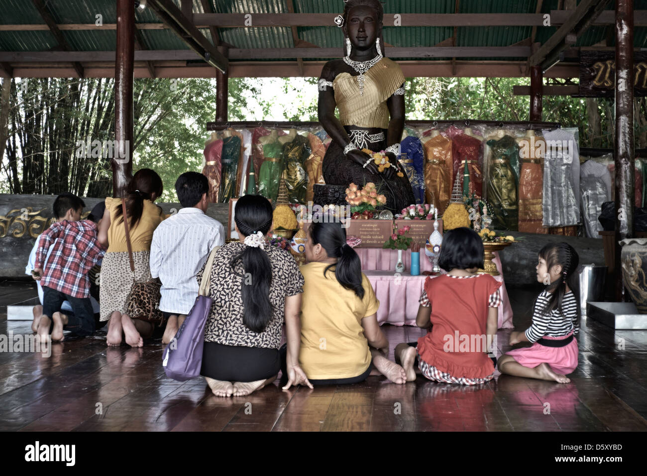Thaïlande personnes adorant Bouddha à un Temple de la Thaïlande. S. E. l'Asie Banque D'Images