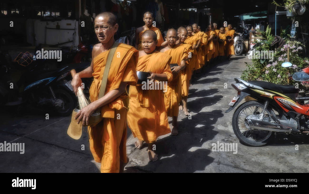 Moines thaïlandais. Un groupe de moines novices de Thaïlande collectionnant l'aumône. Thaïlande Asie du Sud-est. Banque D'Images