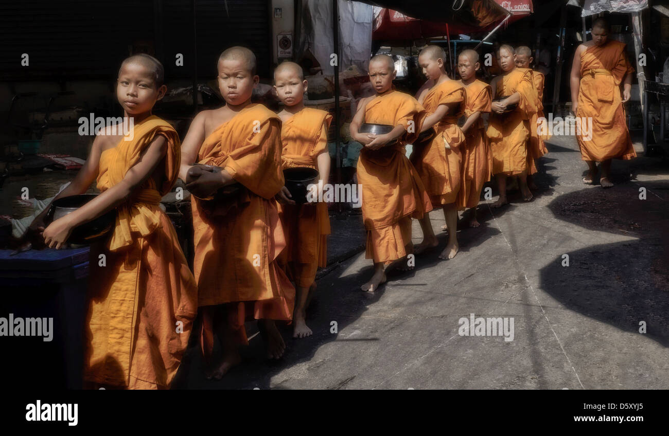 Moines thaïlandais. Un groupe de moines novices de Thaïlande collectionnant l'aumône. Thaïlande Asie du Sud-est. Banque D'Images