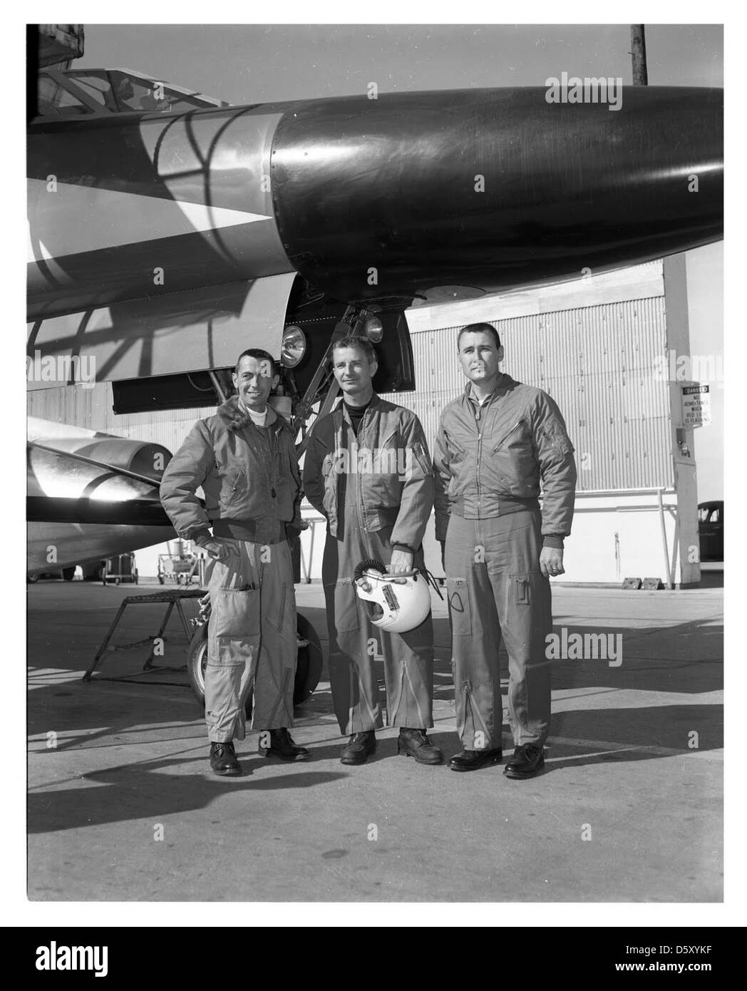 Le Convair XB-58 « Hustler » était un bombardier supersonique utilisé par l'US Air Force pour des missions de bombardement stratégique à grande vitesse. L'avion était doté d'une aile delta et a été l'un des premiers à voler à des vitesses de Mach 2. Les pilotes d'essai ont joué un rôle crucial dans le développement du XB-58, qui a établi de nombreux records de vitesse et d'altitude. Banque D'Images