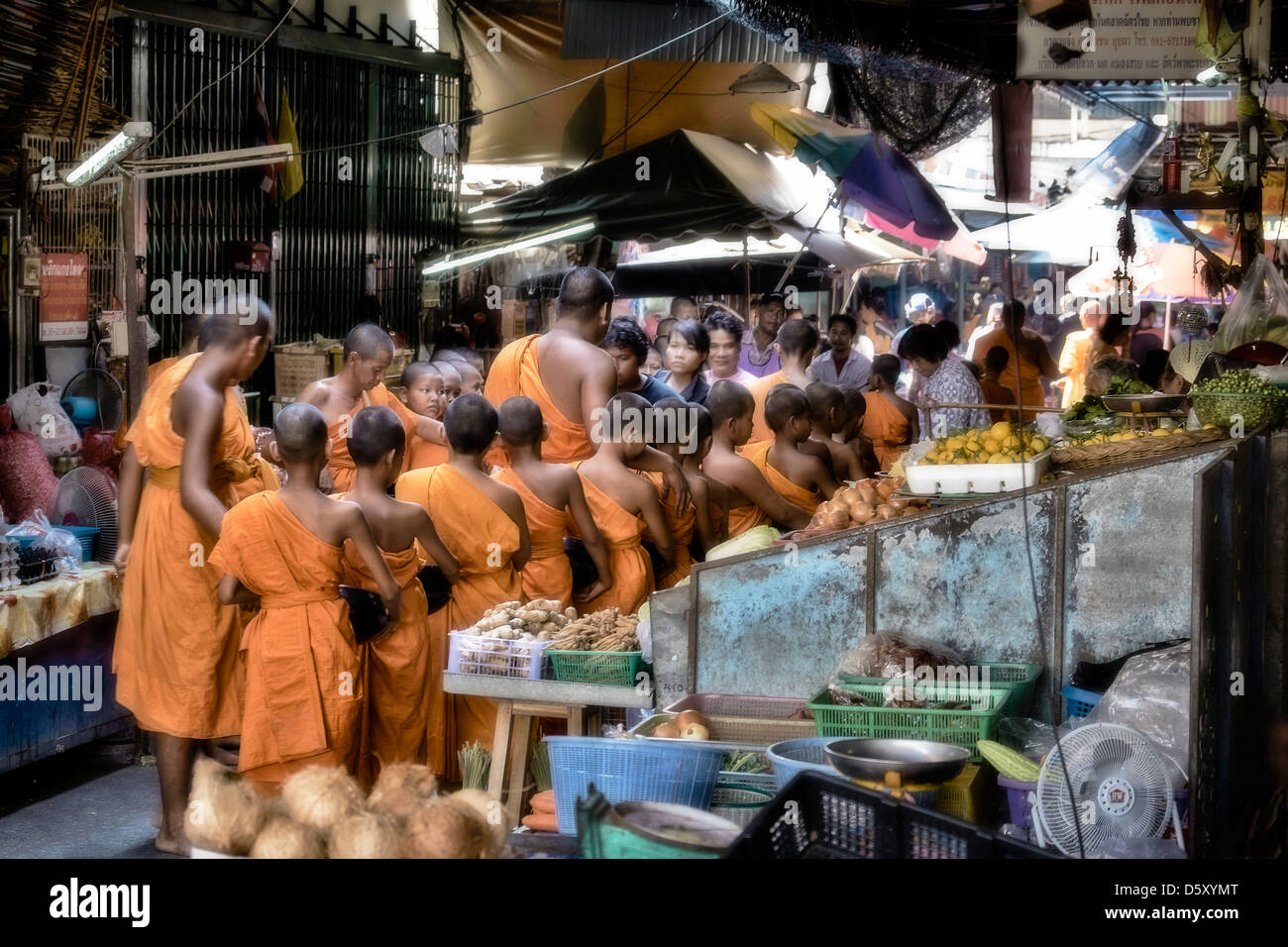 Des moines thaïlandais collectent des alms dans un marché thaïlandais. Thaïlande Asie Du Sud-Est. Banque D'Images