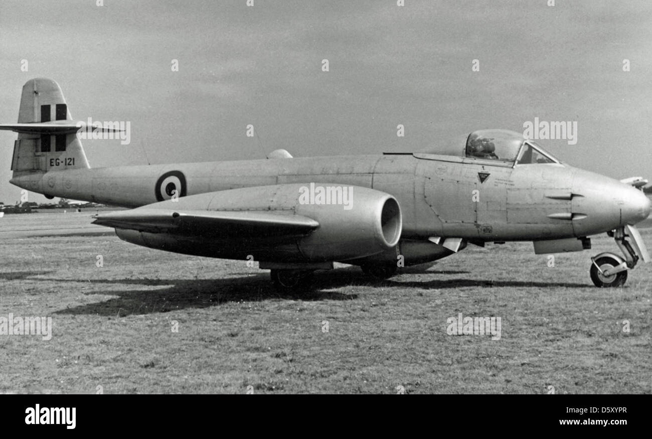 Appareils Fokker Gloster 'Meteor-F.8' COMME PAR EXEMPLE-121 de la Force Aérienne belge à l'aéroport Blackbushe, Hants, 1955. Banque D'Images