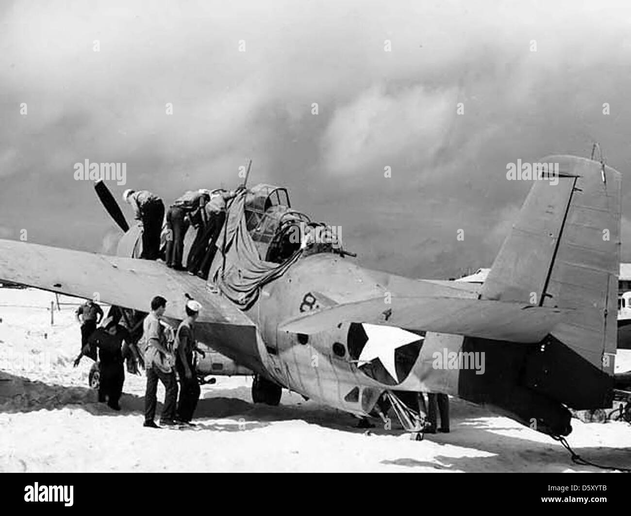 Le Grumman TBF 'Avenger' endommagé à Midway Island est le seul survivant de six avions du Torpedo Squadron Eight (VT-8) lors de leur attaque contre la force de porte-avions japonais le 4 juin 1942. L'attaque a joué un rôle central dans la bataille de Midway, un tournant sur le théâtre Pacifique de la IIe Guerre mondiale Banque D'Images