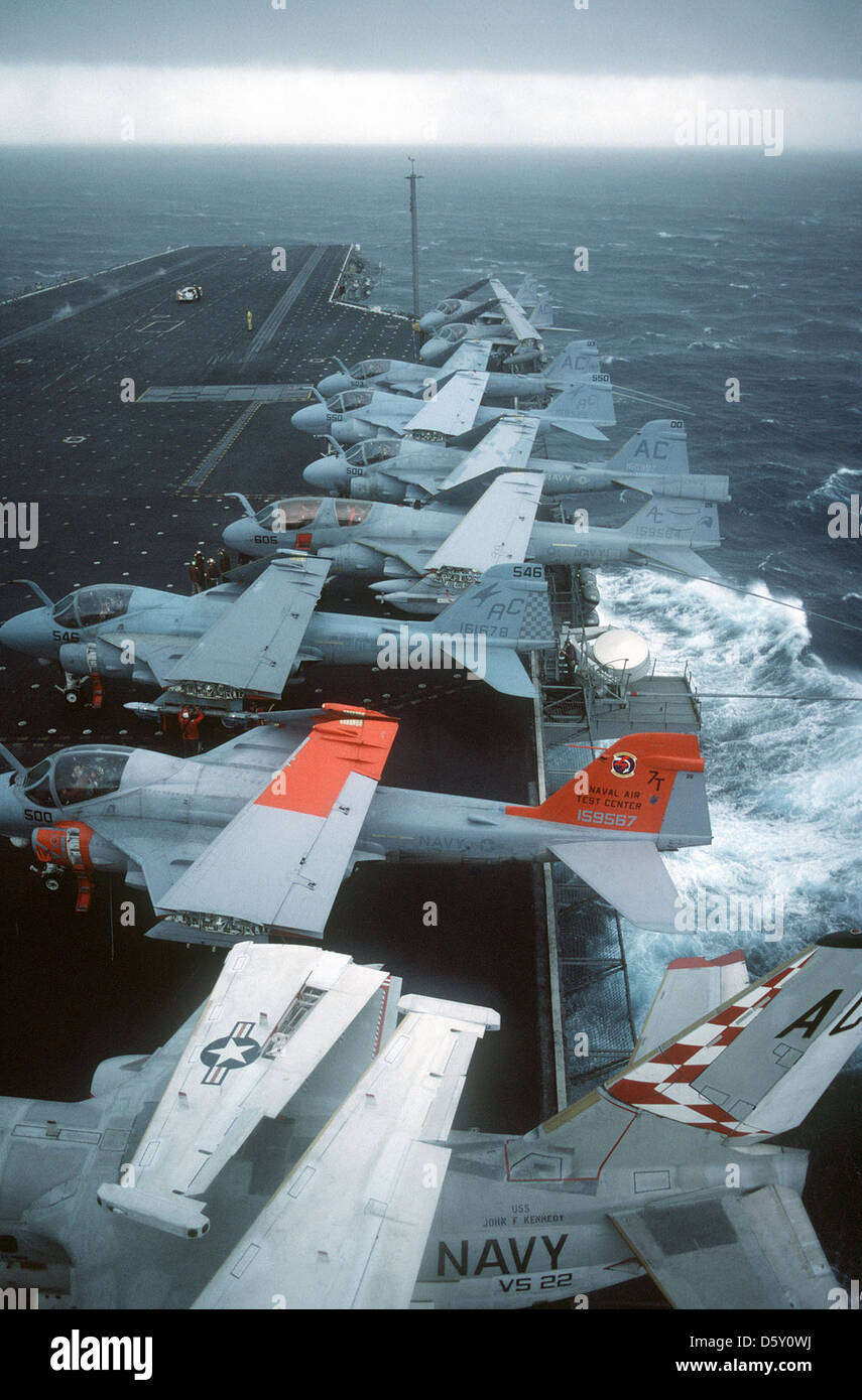 Plusieurs avions de l'US Navy carrier air wing 3 (cvw-3) à bord du USS John f. Kennedy (cv-67) au cours d'une tempête le 12 mars 1986. Banque D'Images