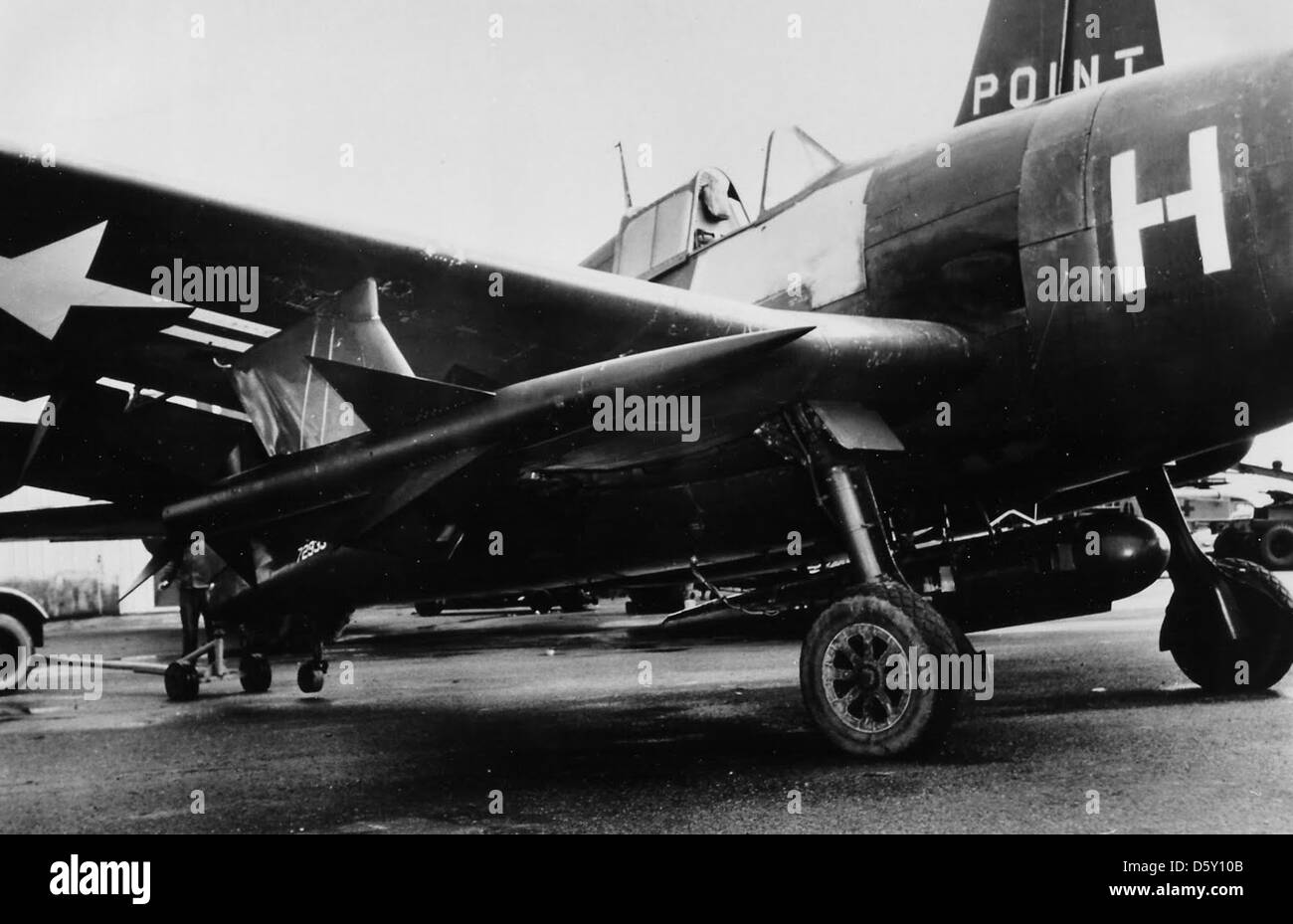 Le Grumman F6F Hellcat, réputé pour son rôle dans la seconde Guerre mondiale, est montré avec des détails mettant en évidence le pli dans le bord d'attaque du pylône et le pod de la caméra, important pour les missions de reconnaissance. Banque D'Images