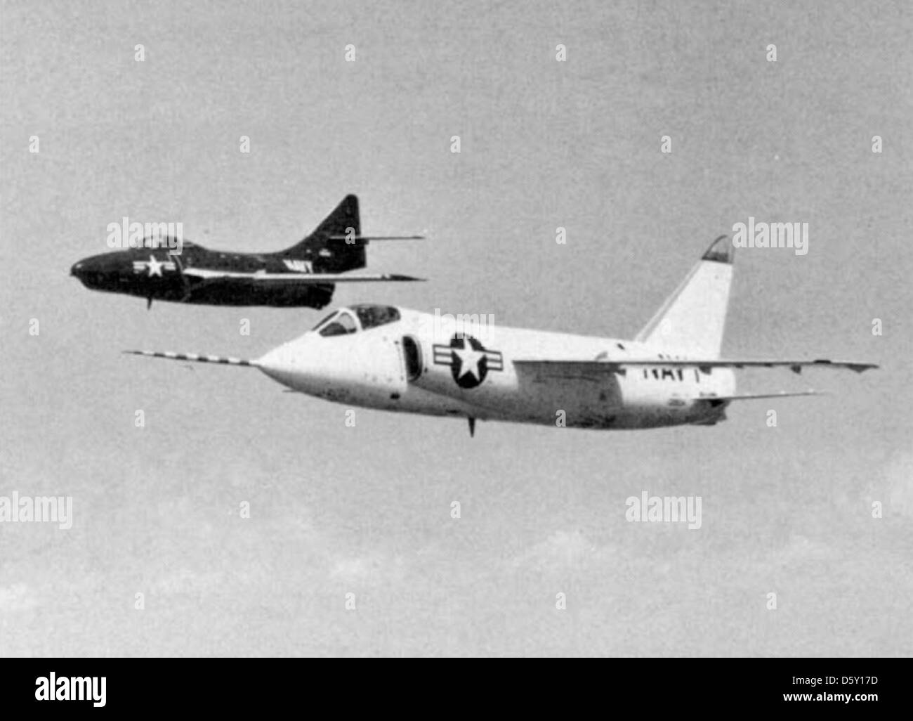 Les deux premiers Grumman F11F-1 'tiger' (buno 138604) Lors de son premier vol le 30 juillet 1954. À cette époque, le 'tiger' était encore désigné f9f-9. un Grumman f9f-8 'Cougar' est volant le long. Banque D'Images