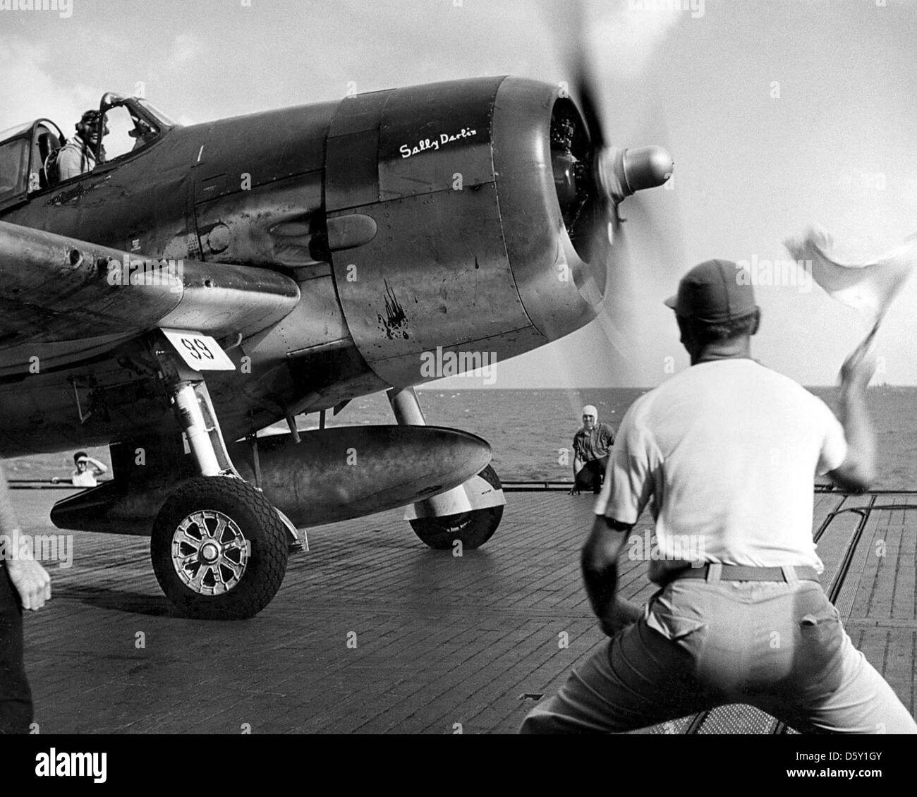Le Grumman F6F-3 Hellcat était un avion de chasse à porte-avions utilisé par la marine américaine pendant la seconde Guerre mondiale. Cette version, pilotée par le commandant Joseph C. Clifton du VF-12, a joué un rôle important dans les missions de combat à bord de l'USS Saratoga en 1944. Le F6F-3 était connu pour sa conception robuste et son efficacité contre les avions ennemis. Banque D'Images