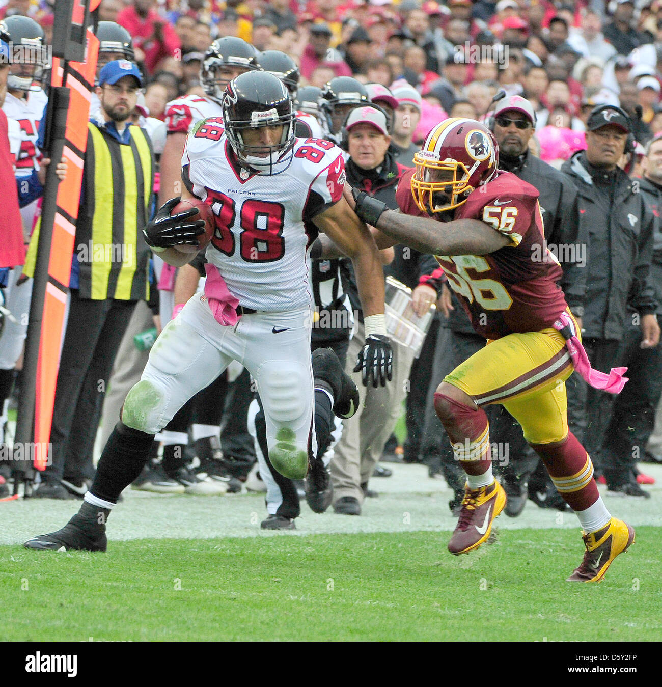 Atlanta Falcons tight end Tony Gonzalez (88) est poussé hors des limites par Washington Redskins secondeur Perry Riley (56) dans le deuxième trimestre l'action au FedEx Field à Landover, Maryland le dimanche, 7 octobre 2012..Credit : Ron Sachs / CNP Banque D'Images